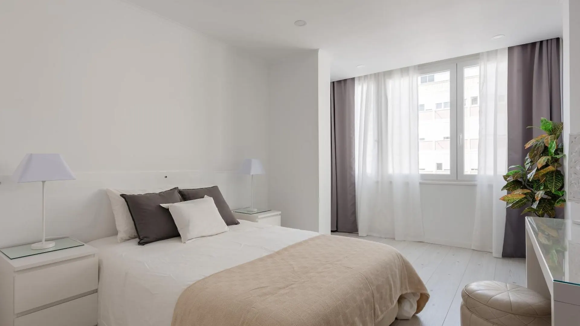 Light-Filled, Fully Renovated Apt Near Belem, By Timecooler Lisbon